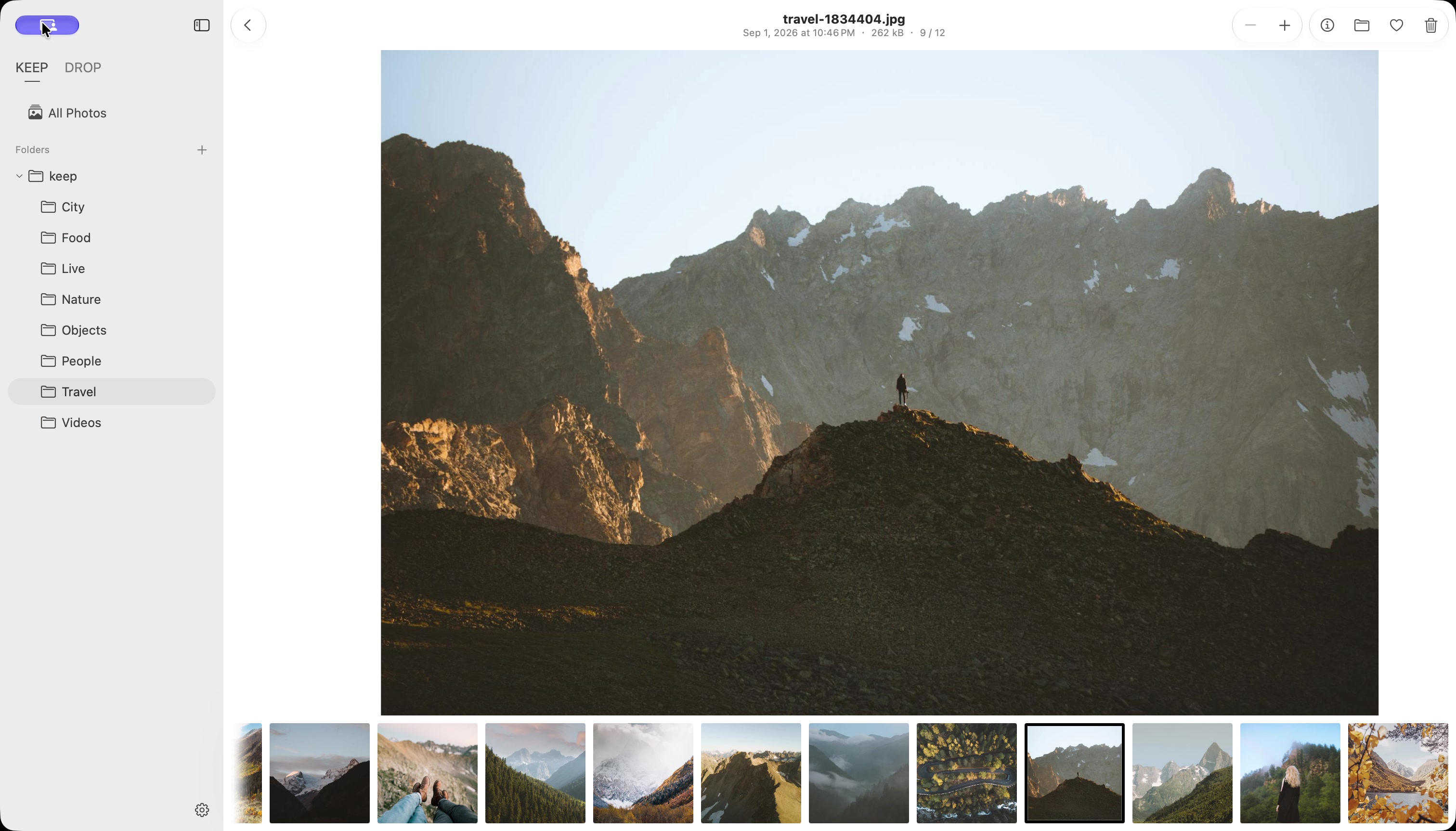 English KeepDrop Focus view with a large landscape, zoom controls, a back arrow and the bottom filmstrip